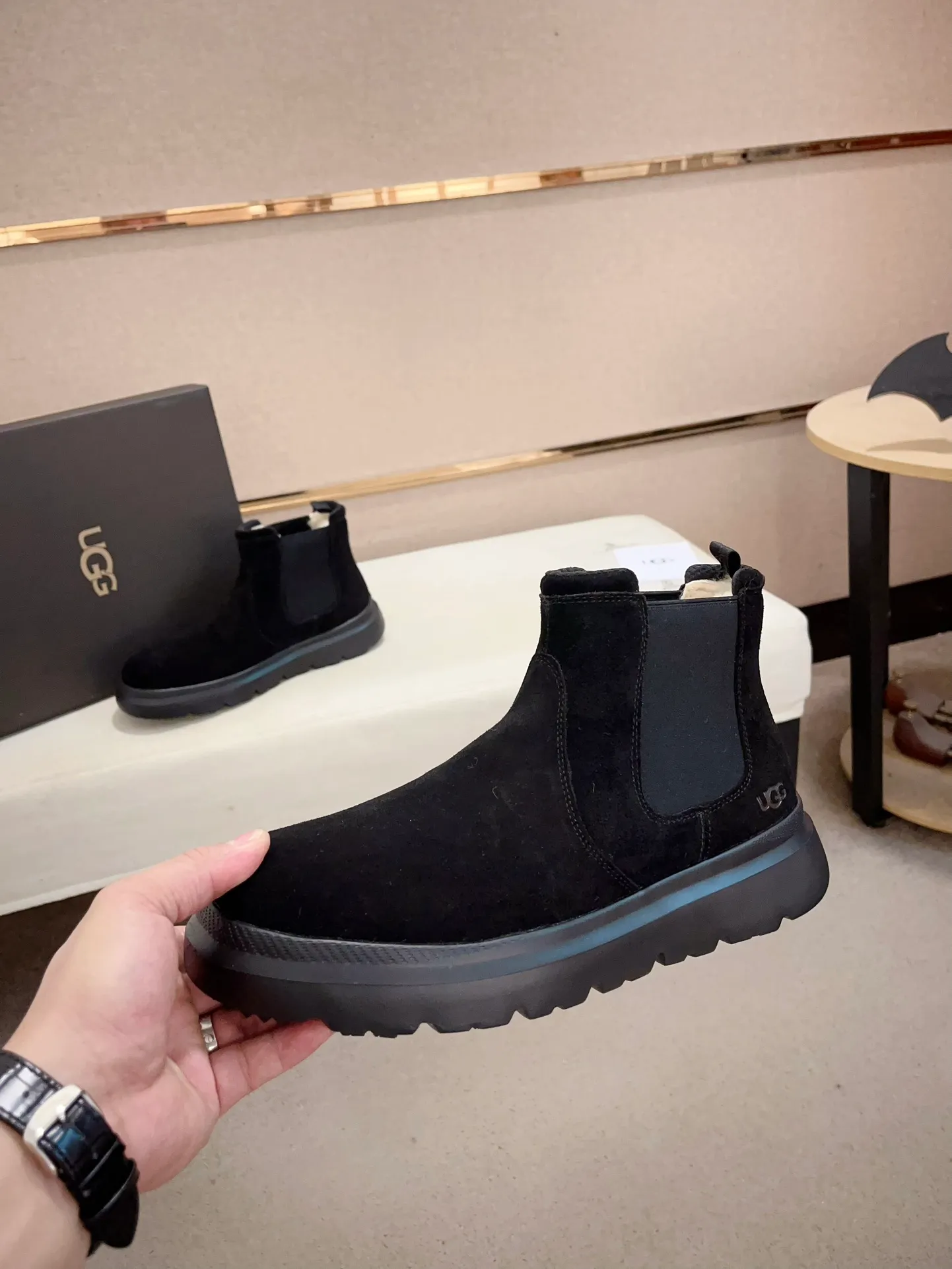 Men's shoes💰: 600💰(high-end goods) UGG❄️❄️Latest model 1:1⃣️quality, fabric: high-end quality first-layer cowhide imported from Europe. Lining: wool lining, sole: pure imported rubber foam outsole. ❤️High-end goods, fine workmanship, trendy and fashionable. The fit is very classy. If you know the goods, you will definitely not be able to refuse😍😍Code number: 41-45. Can be customized 46.47.